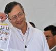 Presidente Gustavo Petro muestra el voto pese a prohibición de la normativa que le impide participar en política a favor de una candidatura. Foto: AFP