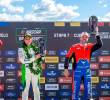 La piloto bogotana Tatiana Calderón, de 33 años (en el centro de la foto), se subió en el primer puesto del podio en la Nascar de Brasil. Foto: Cortesía
