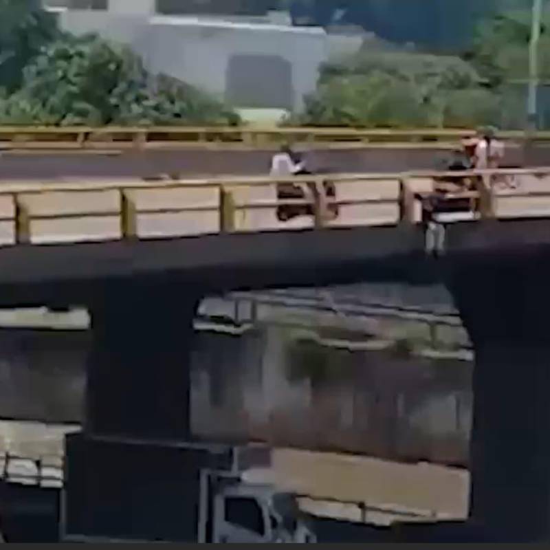Mujer que se iba a lanzar de un puente en Medellín. FOTO: CAPTURA VIDEO