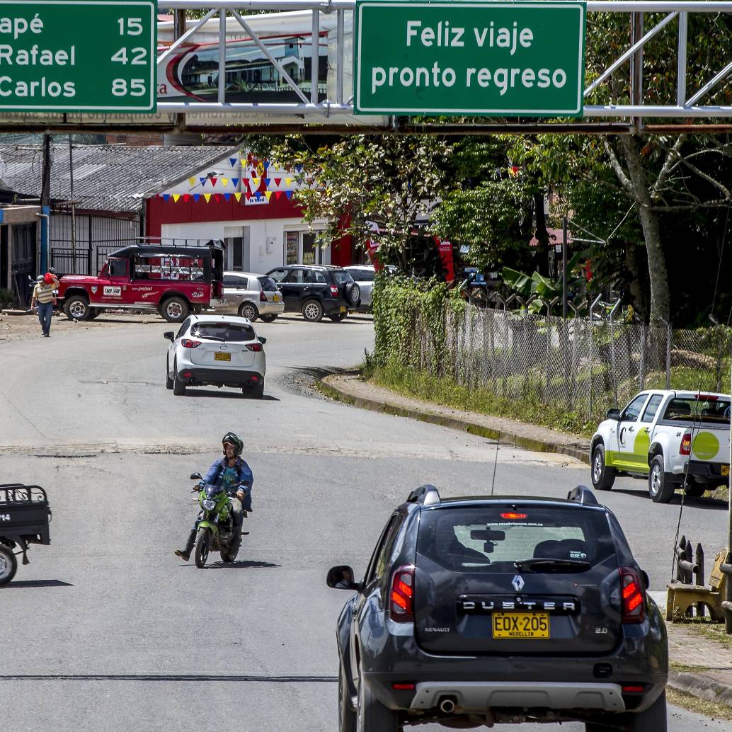 Vía que lleva de Marinilla a El Peñol y Guatapé. Foto: Juan Antonio Sánchez Ocampo