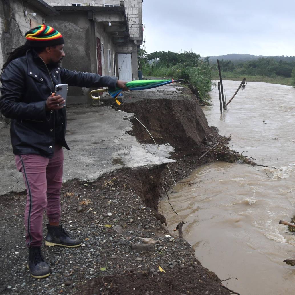  Jamaica tras el paso del huracán Melissa, que tocó tierra en el suroeste de la isla como un poderoso huracán categoría 5 con vientos máximos sostenidos de hasta 295 kilómetros por hora, según el Centro Nacional de Huracanes de Estados Unidos. FOTO: Xinhua/Jamaica Observer
