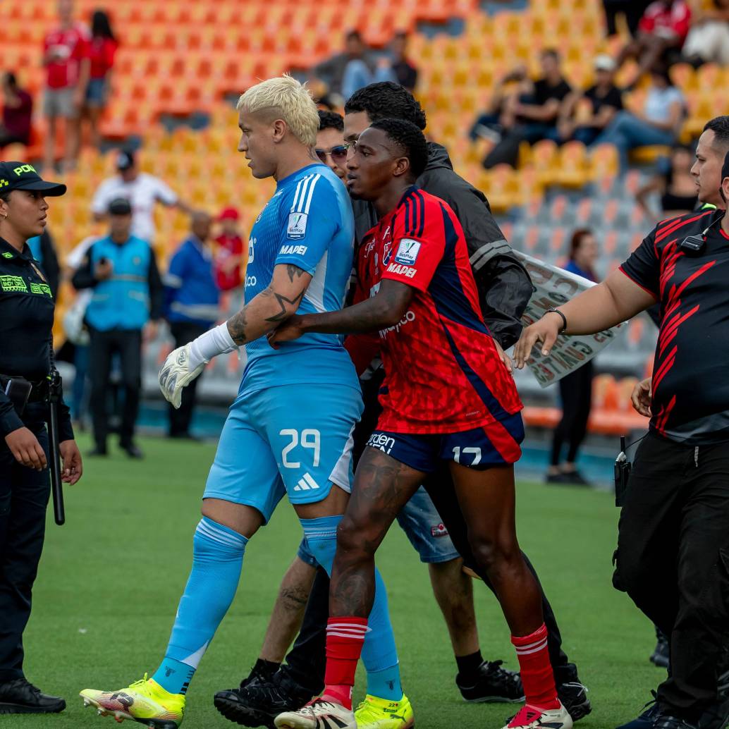 En esta imagen se ve como Yefferson Rodallega trata de llevarse a Washington Aguerre para que no siga en la disputa con un hincha. FOTO JUAN ANTONIO SÁNCHEZ 