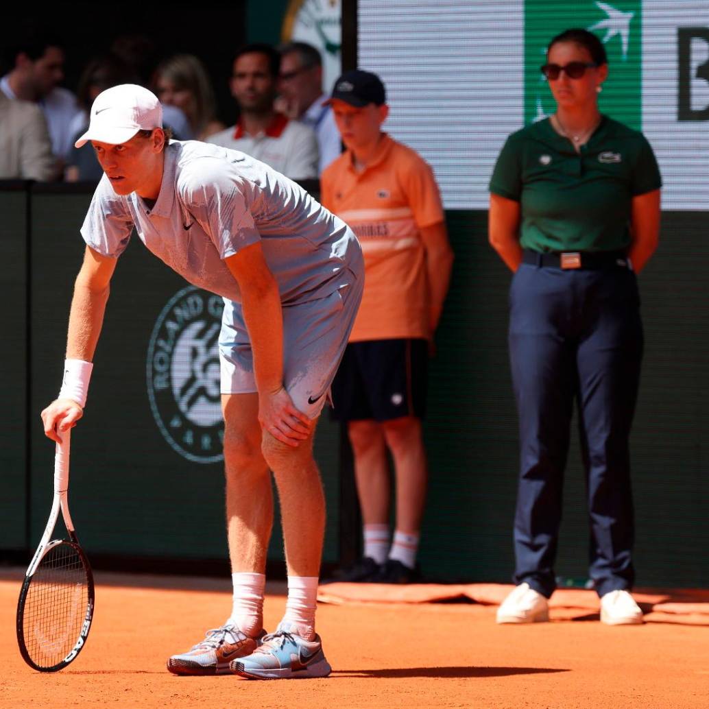 Jannik Sinner no podrá ganar este año Roland Garros, el único Grand Slam que le falta a su palmarés. FOTO:<b>GETTY</b>