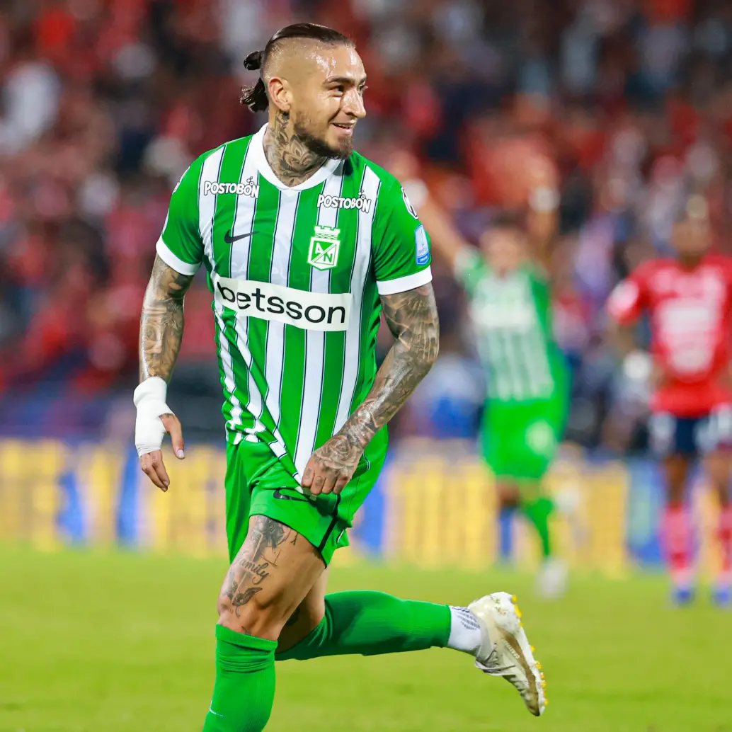 La imagen refleja las dos caras de la moneda tras el clásico: la alegría de Cristian “Chicho” Arango y la frustración y tristeza de Frank Fabra. Ambos reflejan los sentimientos de la afición. <span class="mln_uppercase_mln">FOTO</span> <b><span class="mln_uppercase_mln">manuel saldarriaga</span></b>