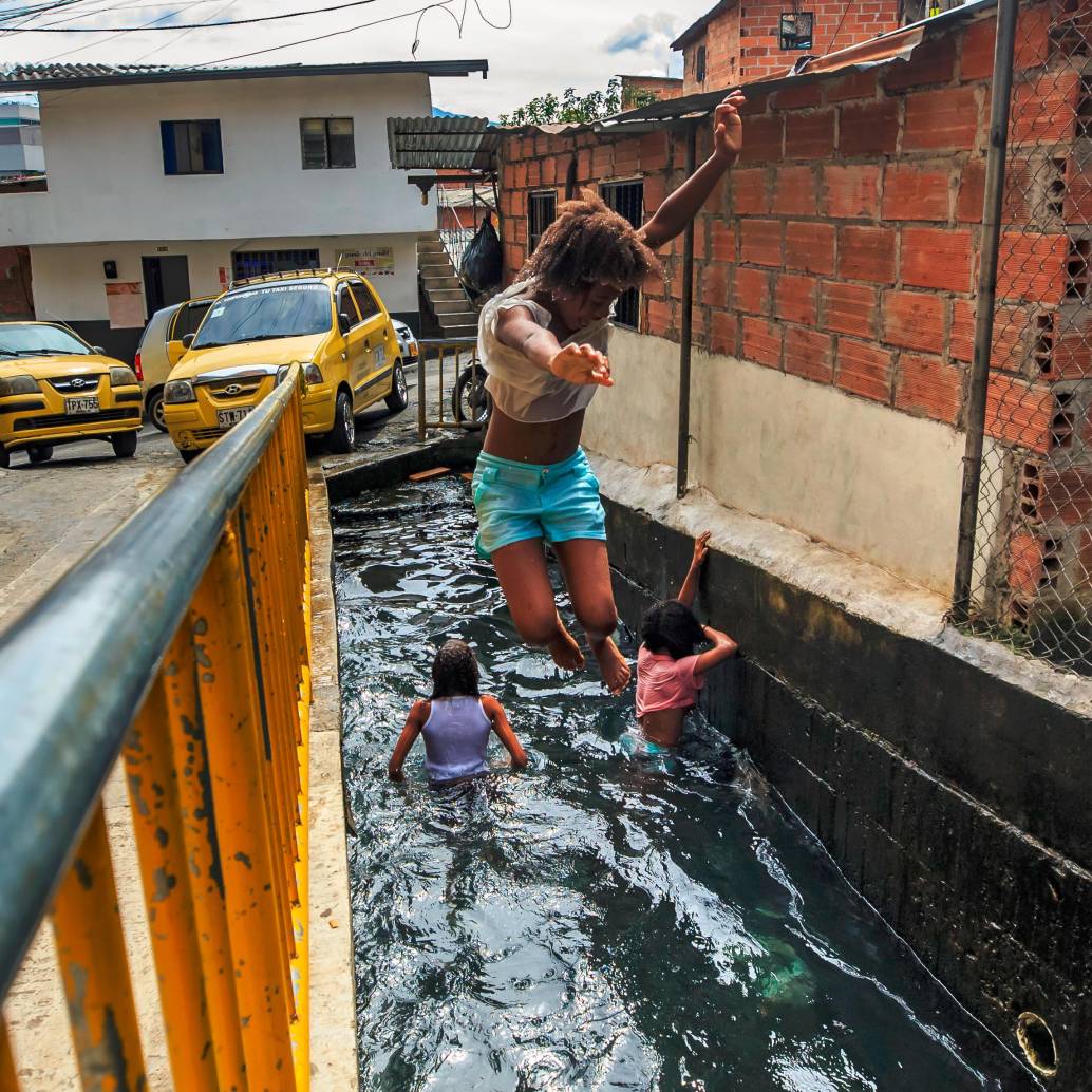 En este espacio minúsculo es indispensable adoptar técnicas especiales para los clavados, con el fin de no terminar estampados en el piso o pared. FOTO: CAMILO SUÁREZ
