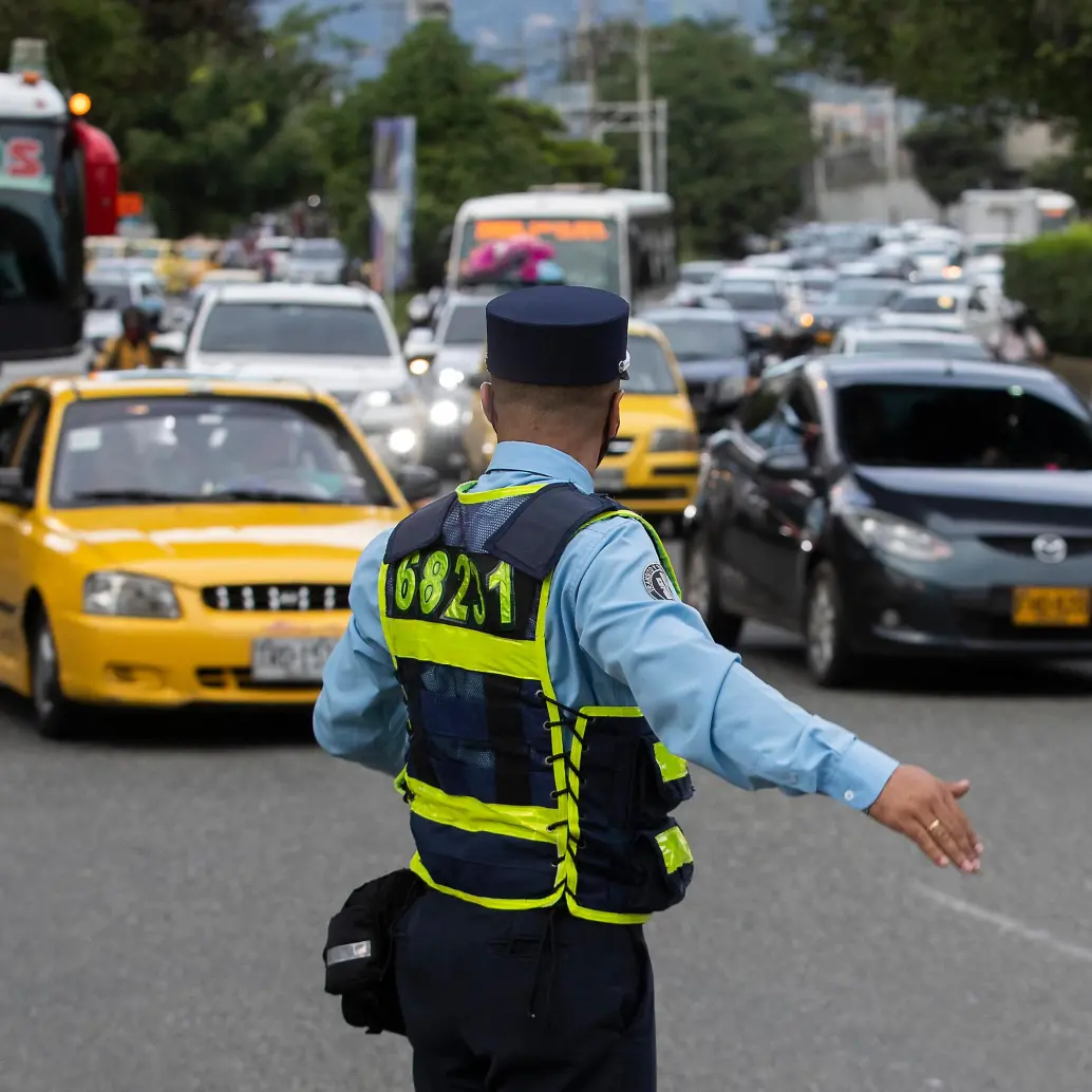 En Medellín, más de 150 agentes de tránsito fueron distribuidos en corredores como el Túnel de Oriente, las autopistas Norte y Sur y las conexiones hacia Occidente. Foto: Manuel Saldarriaga