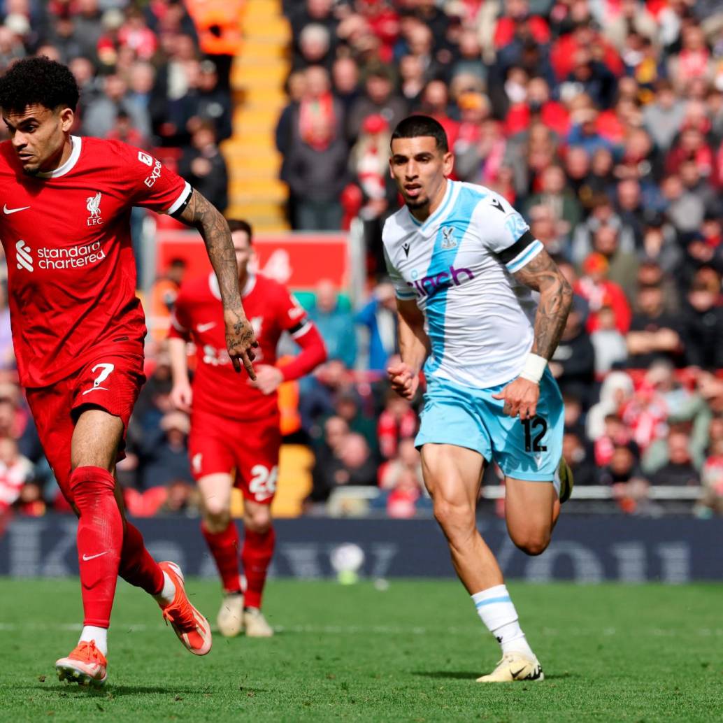 En la imagen aparece Luis Díaz marcado por el antioqueño Daniel Muñoz, quien tuvo una gran presentación con el Crystal Palace. <span class="mln_uppercase_mln">FOTO</span> <b><span class="mln_uppercase_mln">GETTY</span></b>