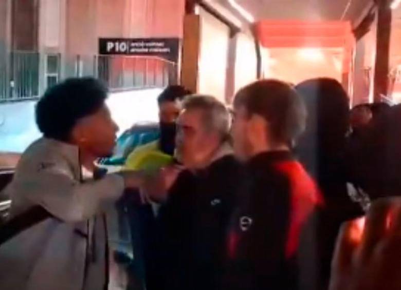 En video | “No me grites”: tenso cruce de Mojica con aficionados del Mallorca