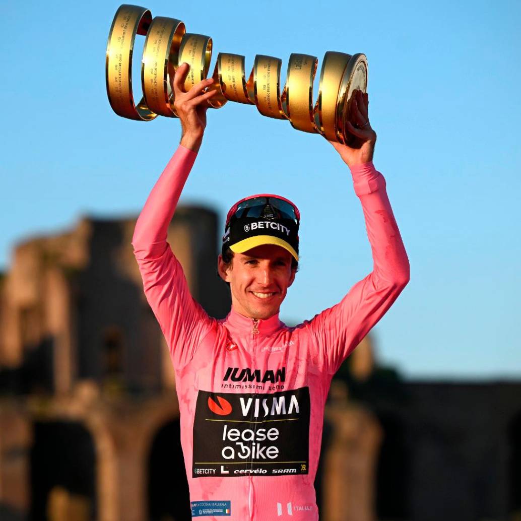 Simon Yates conquistó su segunda carrera de tres semanas al vencer en el Giro-2025. Antes se impuso en la Vuelta a España-2018. FOTO GETTY