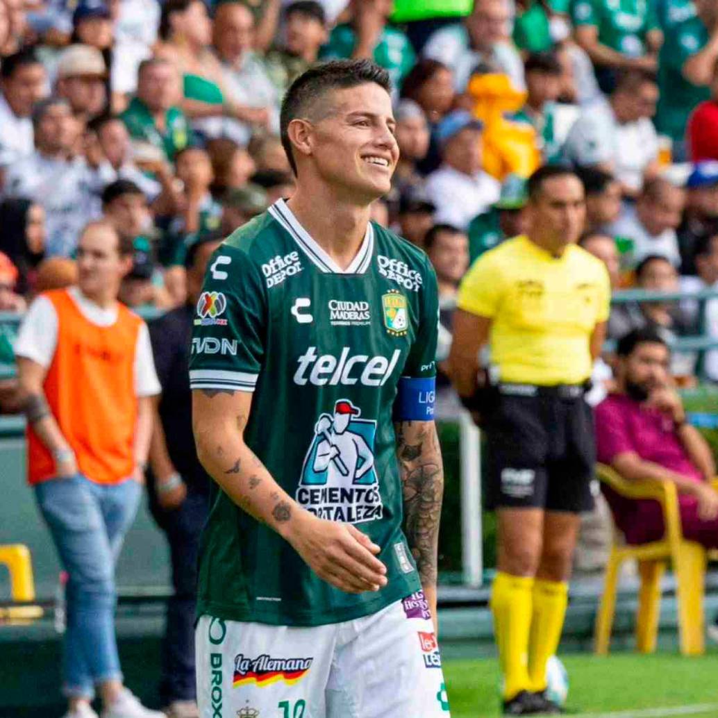 El colombiano James Rodríguez estuvo muy activo en el banderazo de los hinchas de León antes del duelo ante Toluca, este sábado. FOTO TOMADA X @jamesdrodriguez