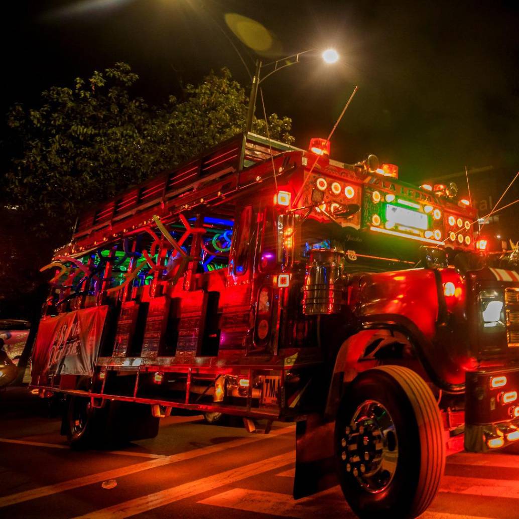 Se destinaron puntos específicos de parqueo, cargue y descargue de pasajeros de las chivas rumberas en el Valle de Aburrá. FOTO EL COLOMBIANO. 