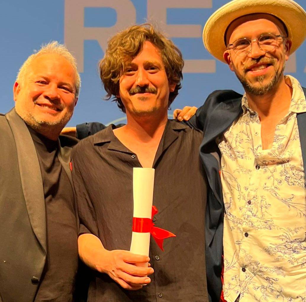 El productor Manuel Ruiz, el director Simón Mesa y el productor Juan Sarmiento recibiendo el Premio. FOTO Cortesía