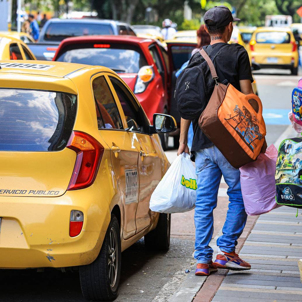 En temporada alta y fines de semana coger un taxi en la Terminal del Norte se vuelve un verdadero suplicio. FOTO: MANUEL SALDARRIAGA