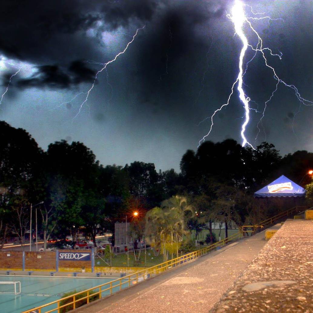 Imagen de referencia de un rayo caído en Antioquia. FOTO: EL COLOMBIANO