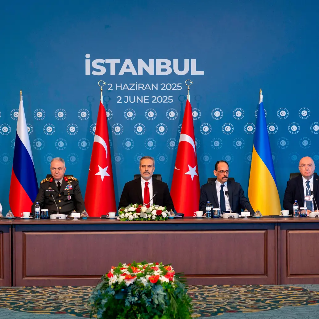 Delegaciones de Rusia y Ucrania se reunieron nuevamente en Estambul, esto tras tres años de guerra, siendo este uno de los mayores conflictos en Europa desde la Segunda Guerra Mundial. Foto: GETTY