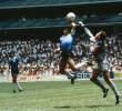 La polémica jugada cuando Diego Armando Maradona toca con la mano el balón ante la salida del arquero inglés Peter Shilton y convierte el histórico gol de la “Mano de Dios” en México 1986. FOTO GETTY