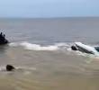 Tras el hundimiento de la lancha, los pasajeros quedaron a la deriva. FOTO: IMAGEN TOMADA DE VIDEO