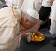 León XIV lavó y besó los pies de 12 sacerdotes en la basílica romana de San Juan de Letrán. FOTO: Vatican News