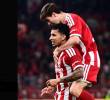 El colombiano Gustavo Puerta celebra con uno de sus compañeros en la victoria del Olympiacos en el clásico griego. FOTO TOMADA X@olympiacosfc