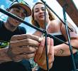 David Mesa y Jeimy Montoya, en el momento en que realizaban el ritual del candado en el Puente de Occidente. Lo hicieron a hurtadillas, como si temieran ser castigados. FOTO Julio César Herrera