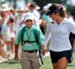 María José Marín junto a su hermano Emilio durante el recorrido tras coronarse campeona del Augusta, rumbo a la premiación. FOTO GETTY