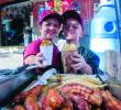 Alba y Julián salen casi todos los días a vender las papas que, a hoy, les han permitido tener una mejor vida y más estabilidad económica. FOTO Camilo Suárez.