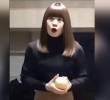 “Sister Hong”, el apodo con el que se hizo viral, pedía frutas, aceite o pescado a cambio de encuentros sexuales. Imagen, captura de video.