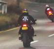 En Las Palmas, habitualmente, las autoridades realizan dos controles para evitar las carreras de carros y motos, y los tradicionales piques. Ahora buscan evadirlos subiendo por Los Balsos. FOTO Manuel Saldarriaga.