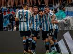 Los argentinos celebran la victoria que los instala en los cuartos de final del Mundial de Qatar. FOTO JUAN ANTONIO SÁNCHEZ 