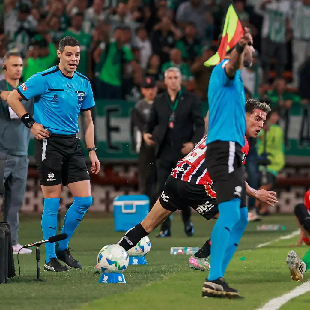 Esta fue una de las jugadas más aparatosas que tuvo el partido y en la que Marino Hinestroza no cayó bien. FOTO MANUEL SALDARRIAGA