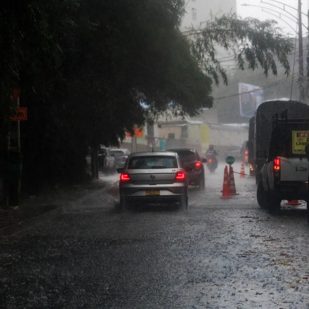 Equipos de emergencia atienden deslizamientos en San Antonio de Prado tras intensas lluvias y caída de granizo. FOTO EL COLOMBIANO. 