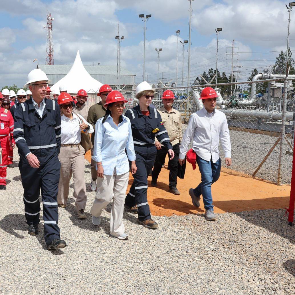 La presidenta encargada de Venezuela, Delcy Rodríguez, junto al secretario de Energía de Estados Unidos, Christopher Wright, visitaron la empresa mixta Petro Independencia, ubicada en la Faja Petrolífera del Orinoco. FOTO: @maperezpirela.