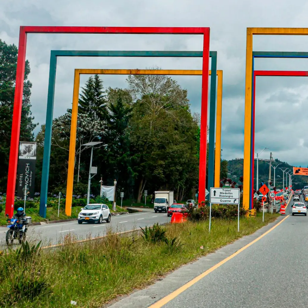 La escultura acompaña el paisaje en inmediaciones del aeropuerto desde los años 80. FOTO: MANUEL SALDARRIAGA