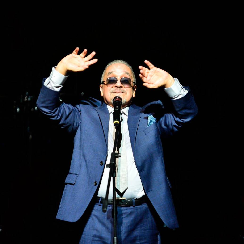 Willie Colón, con su infaltable trombón, en medio de un concierto en Bogotá en el año 2022. FOTO: GETTY