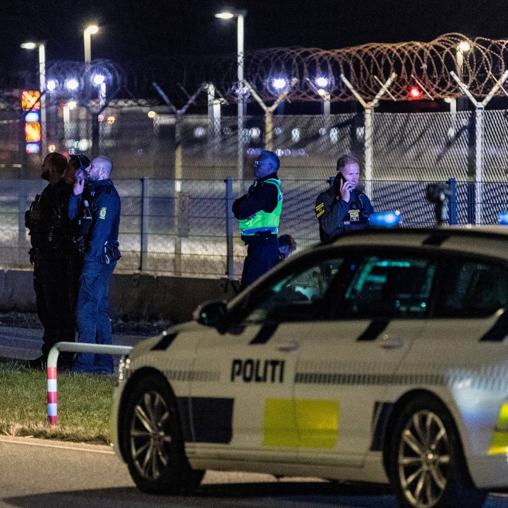 La policía danesa se ve en el Aeropuerto de Copenhague, en Kastrup, cerca de Copenhague. Hubo caos en este terminal aéreo por la cancelación de decenas de vuelos. FOTO: AFP.