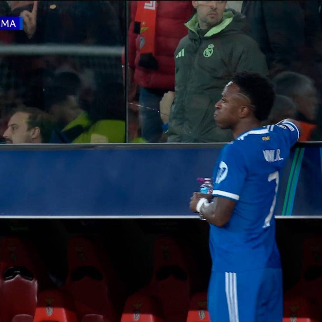 El extremo brasileño Vinícius Junior esperó en el banco de suplentes a que el árbitro tomara una decisión. Foto: captura de pantalla