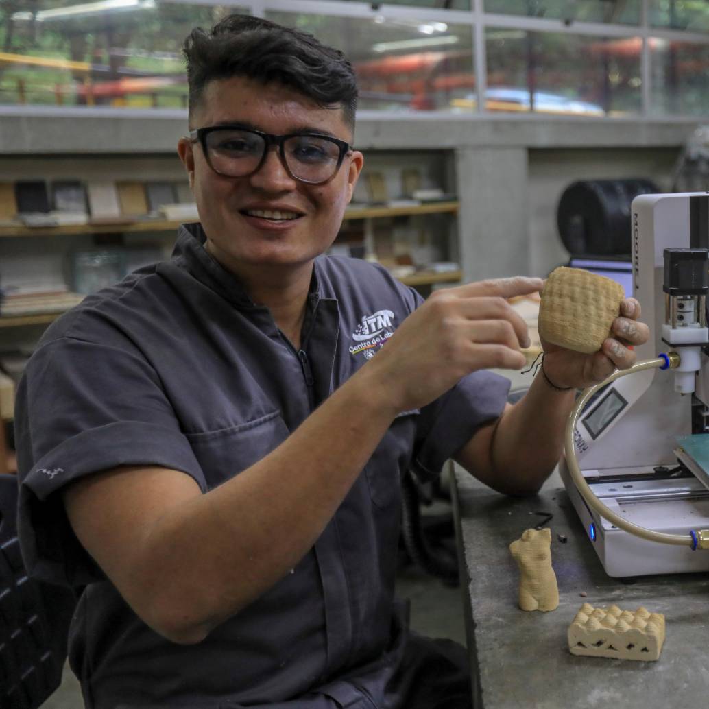 Andrew Usma Cardona trabaja en un proceso de investigación para darle otro uso a las cáscaras de huevo. Para ellos emplea impresión 3D. FOTO ESNEYDER GUTIÉRREZ 