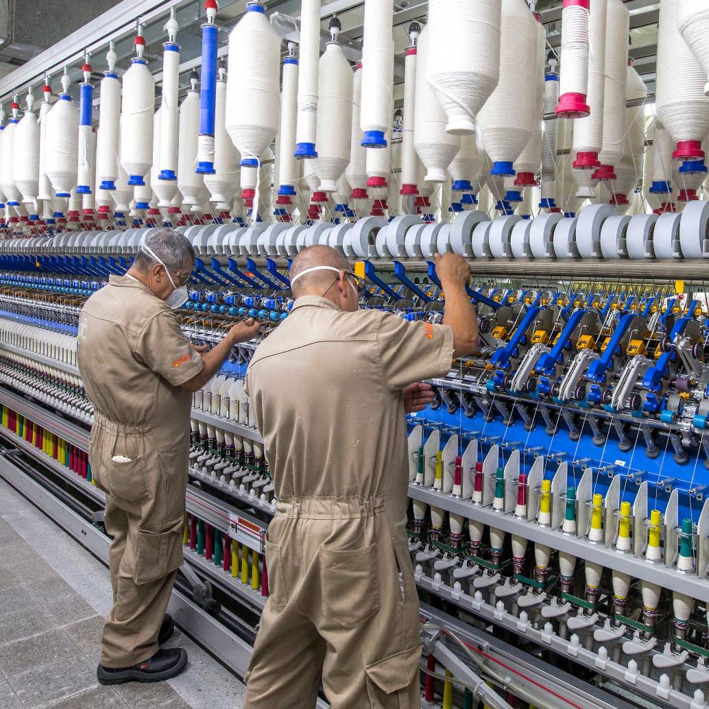 Las empresas están reprogramando turnos y ajustando procesos para cumplir con la reducción gradual de la jornada laboral. FOTO: Juan Antonio Sánchez