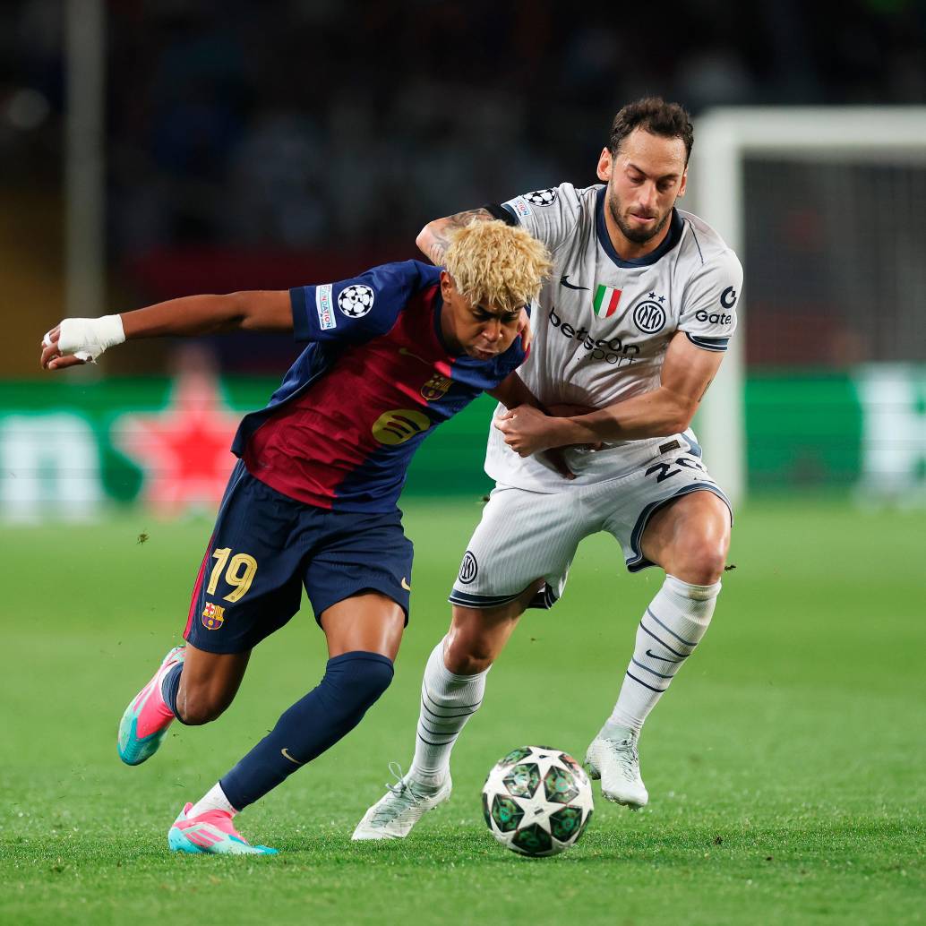 Lamine Yamalen de Barcelona disputa el balón con Hakan Calhanoglu del Inter, en un partido colmado de emociones. FOTO: GETTY