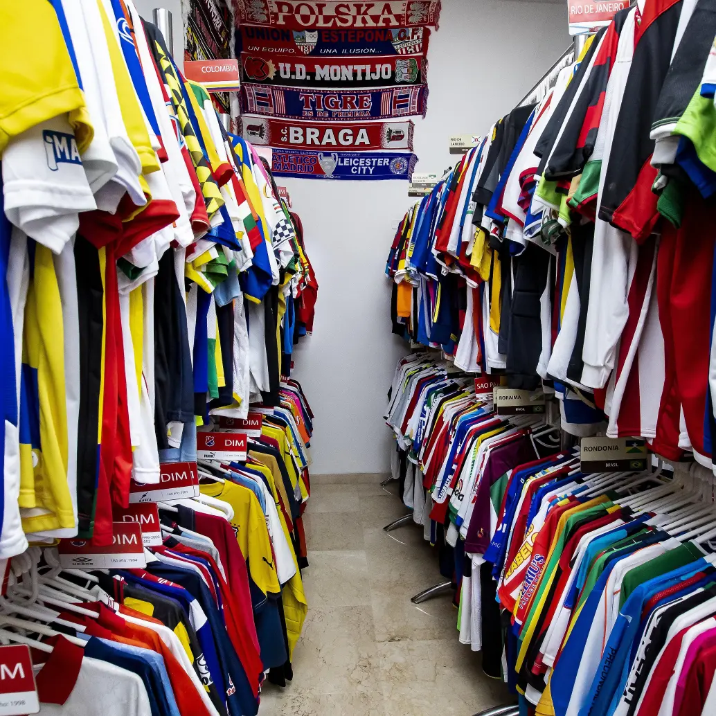 Colección de camisetas de fútbol propiedad del fanático Gustavo Arbeláez. Foto: Jaime Pérez Munévar