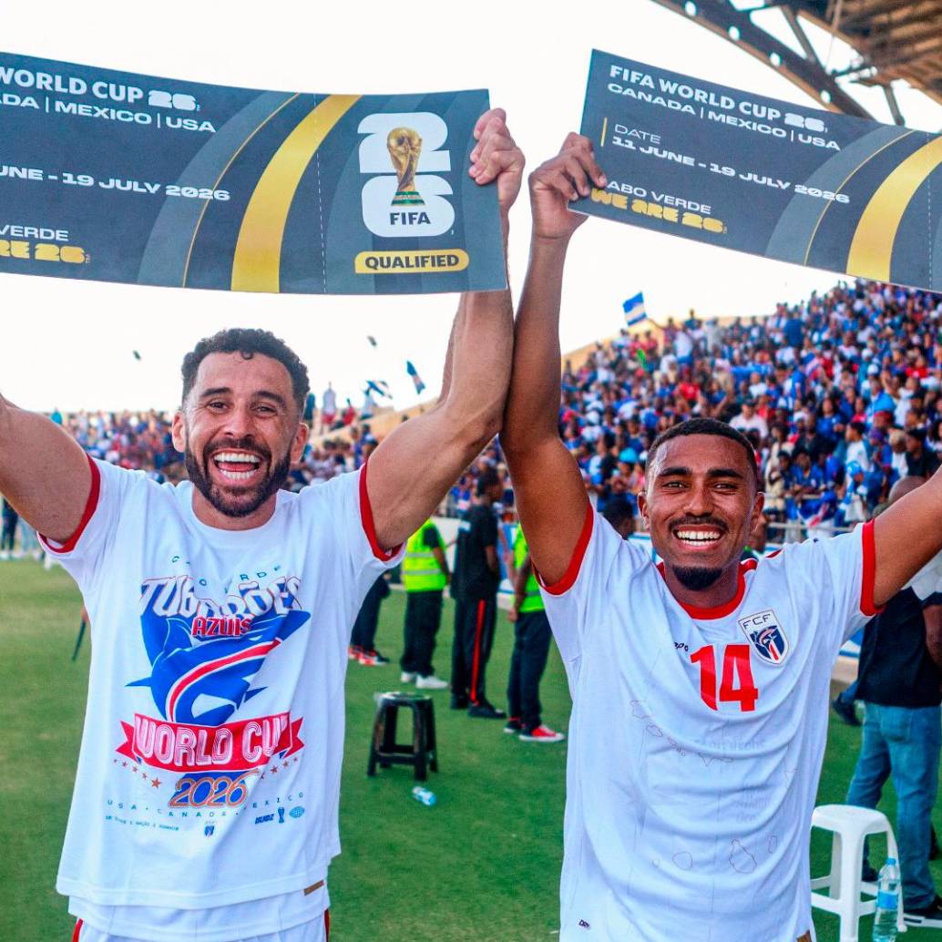 Roberto Lopes (izquierda), nacido en Irlanda, y Deroy Duarte (derecha), nacido en Países Bajos, celebran la clasificación al Mundial <span class="mln_uppercase_mln">foTO</span> <b><span class="mln_uppercase_mln">getty</span></b>