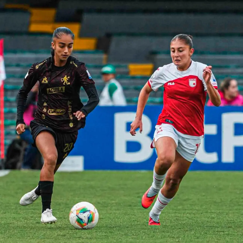 América le ganó a Santa Fe como visitante 1-0 con gol de Alexa Bahr, pero el compromiso fue interrumpido por actos racitas de parte de los hinchas de Santa Fe. FOTO: Tomada de X @AmericaCaliFem