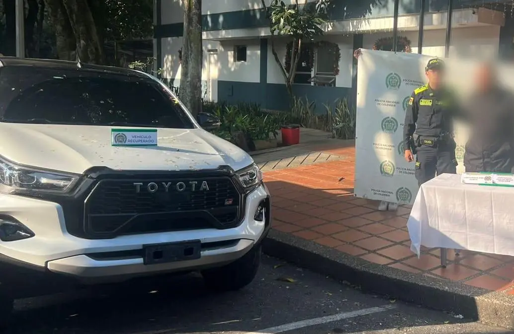 La foto donde se evidencia la camioneta recuperada, así como a los dos sujetos capturados en el barrio La América de Medellín. FOTO Cortesía Policía Metropolitana. 