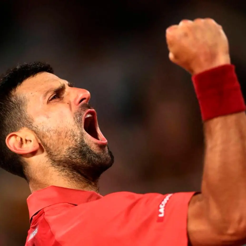Novak Djokovic ganó en Roland Garros y está en octavos de final del torneo parisino, en el que es uno de los favoritos para luchar por el título. FOTO TOMADA X@DjokovicFan_