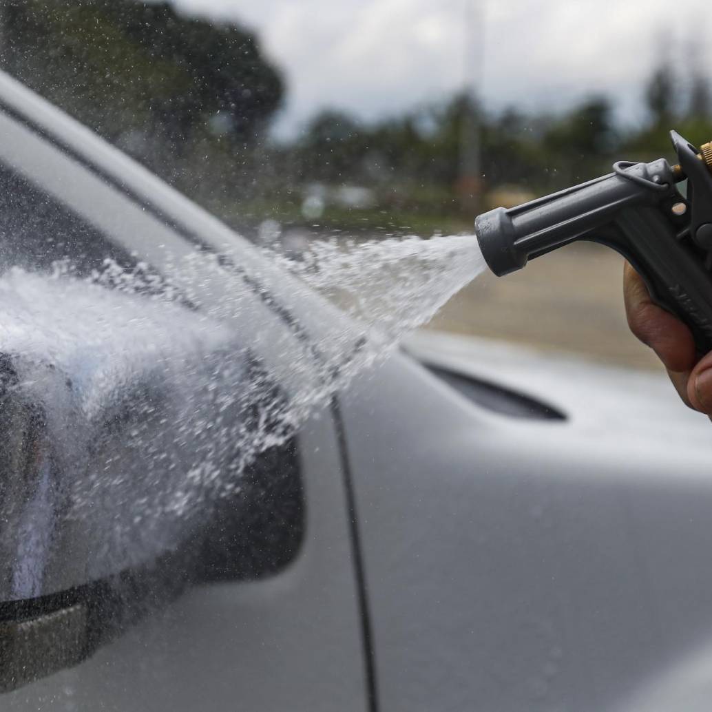 Evite derrochar agua lavando el vehículo a manguera. FOTO: Manuel Saldarriaga