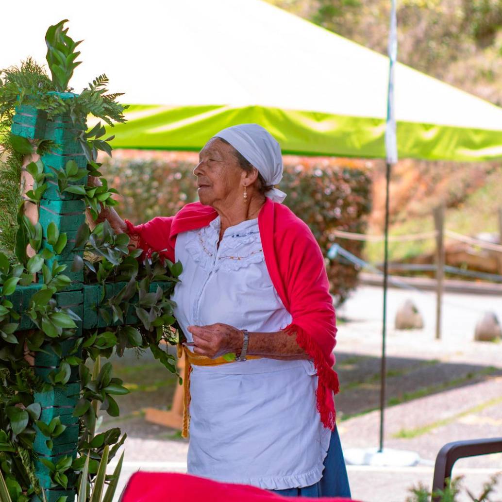 En Entre cruces y flores, los silleteros de Santa Elena construirán y adornarán diez cruces de 1,5 metros de altura cada una con las mismas técnicas que realizan las silletas del Desfile de Silleteros. FOTO cortesía parque arví