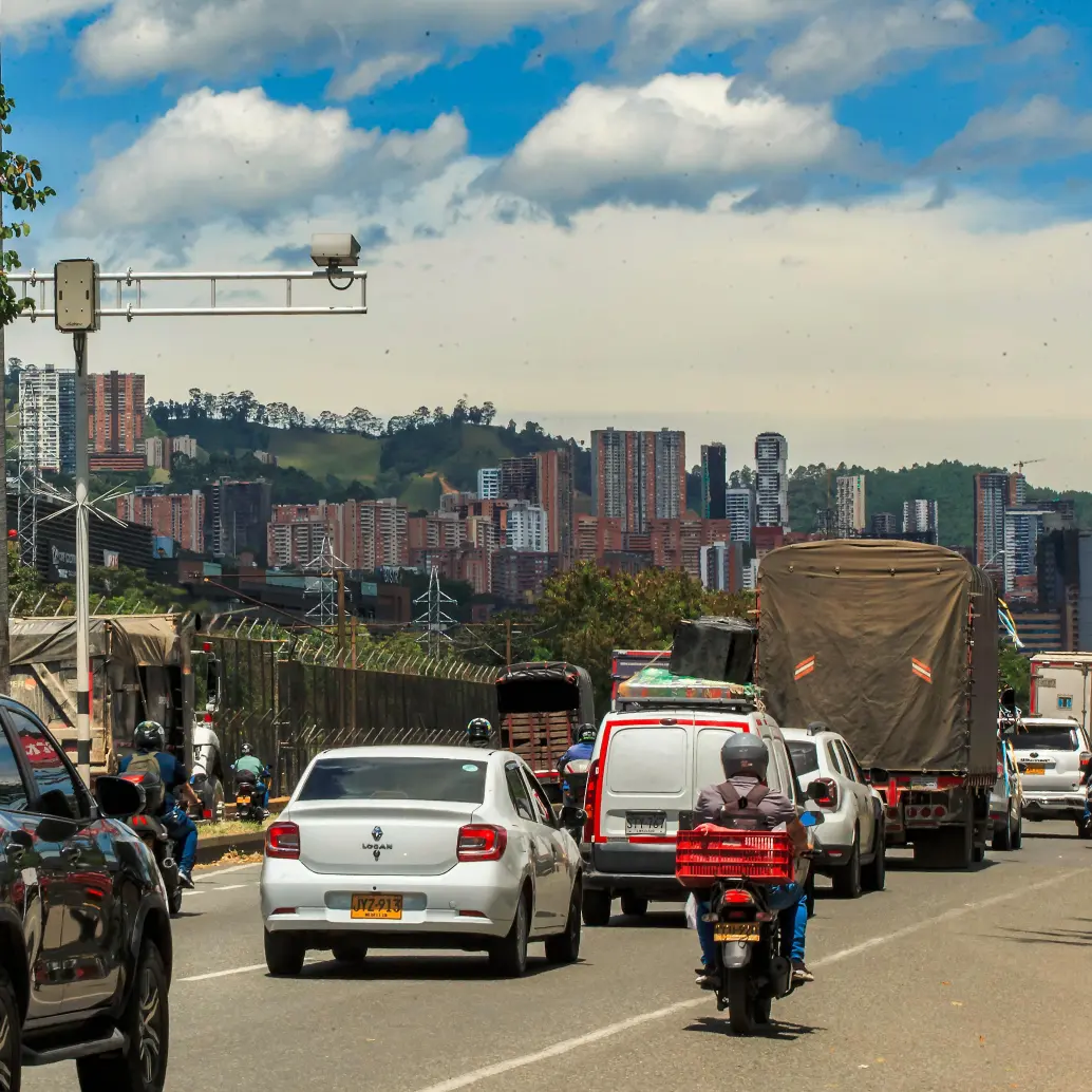 Las cámaras de fotodetección de Medellín, Bello, Itagüí y Sabaneta sancionarán a aquellos conductores que piensen que el pico y placa ya salió a vacaciones. La suspensión será a partir de este martes. FOTO: Camilo Suárez
