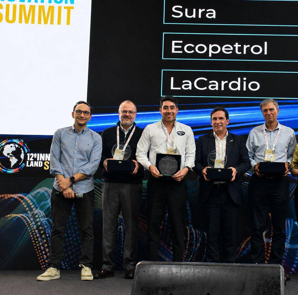El gerente de Innovación y Emprendimiento de la Asociación, Alejandro Olaya, entregó los reconocimientos en el marco del 12º Innovation Land Summit de la Andi. FOTO: Andi