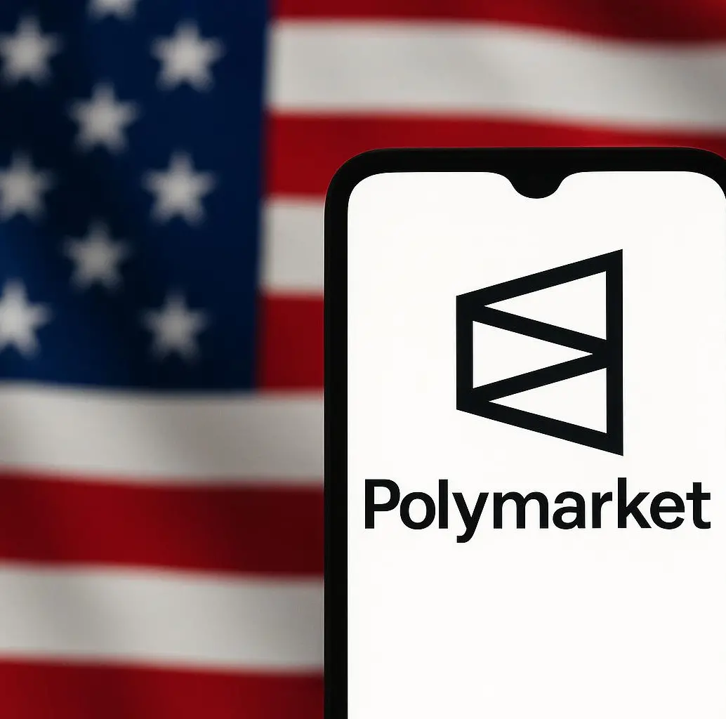 De fondo, la bandera de Estados Unidos, y de frente, un celular con la aplicación de Polymarket. FOTO: GETTY