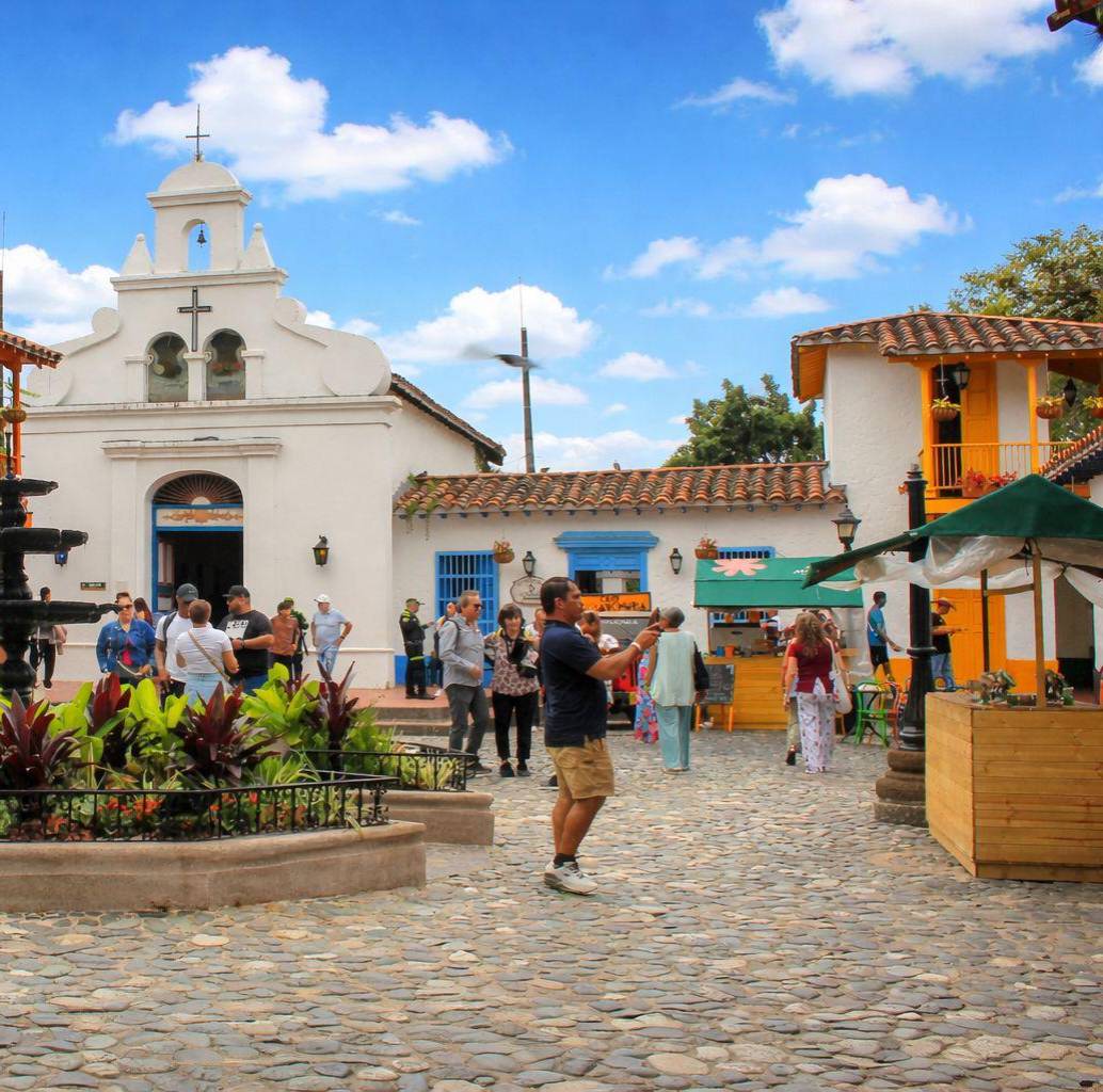 La Alcaldía de Medellín busca, a partir de estrategias y acciones, que habitantes y turistas retornen al Pueblito Paisa para apreciar su conservación y compartir momentos de esparcimiento.